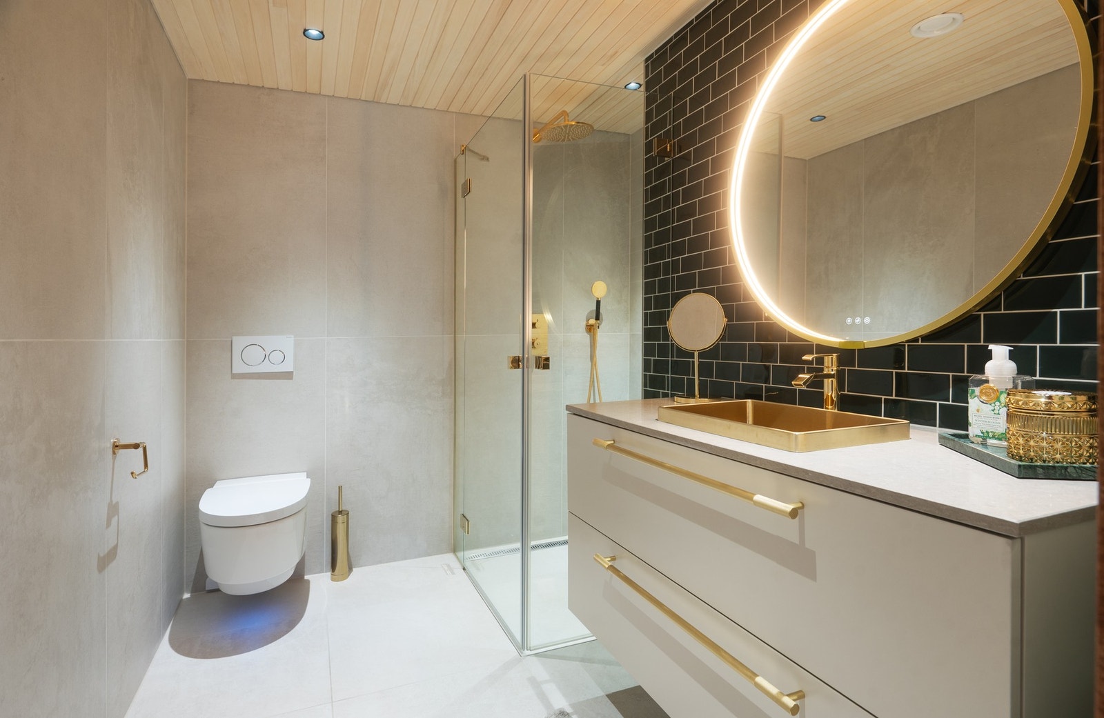 Bad 1. Badet fremstår eksklusivt og har innredninger av høy kvalitet med bl.a. dusjtoalett. Galleribilde