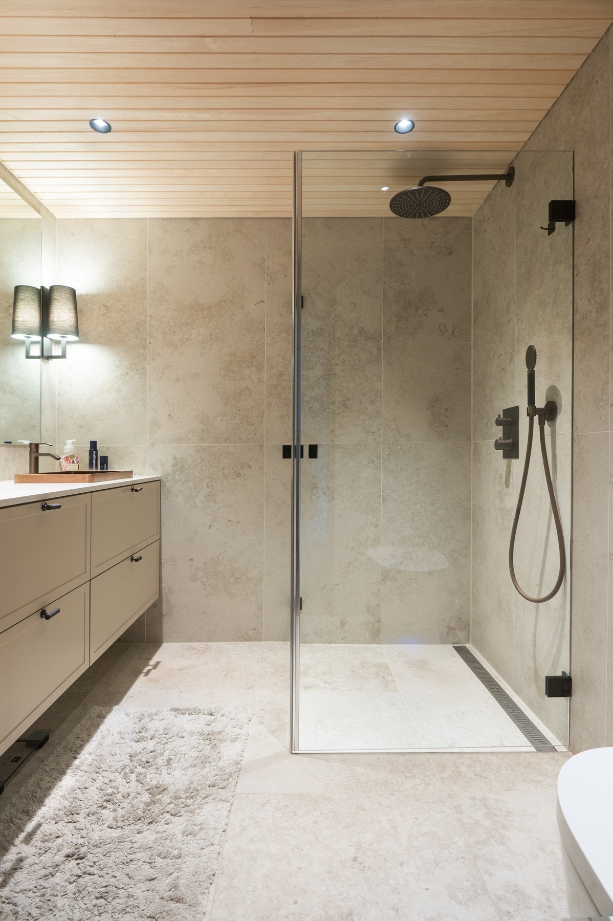 Bad 2. Videre har badet dusjnisje med innfellbare dusjdører, dusjbatteri med hånddusj og regnskogdusj, samt vegghengt dusjtoalett. Galleribilde