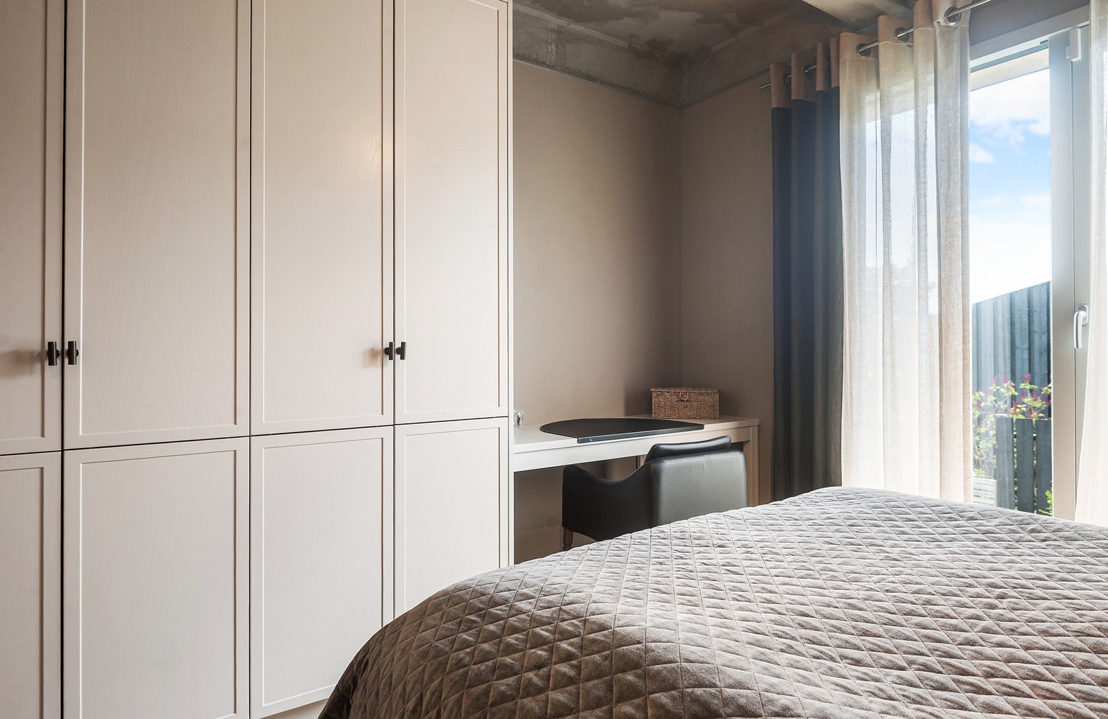 Soverom 2. Soverommet har godt med lys og plassbygget garderobe og skrivebord. Galleribilde