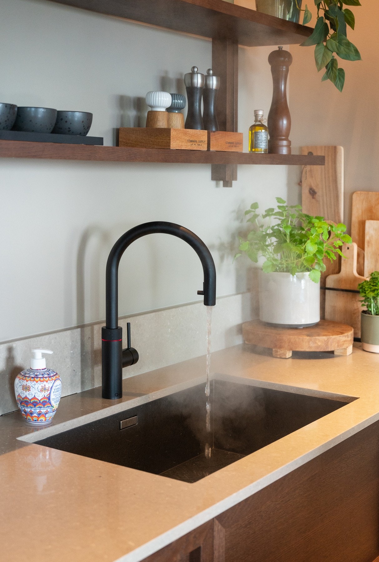 Benkeplaten har underlimt oppvaskkum og Quooker ettgreps svingbart blandebatteri med mulighet for kokende vann rett i springen. Galleribilde