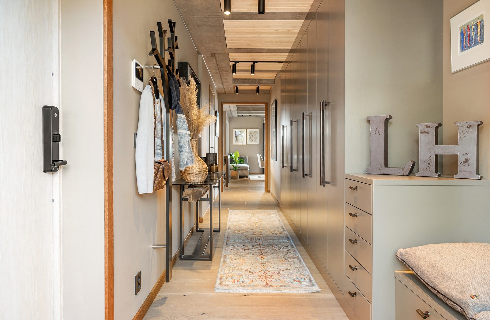 Romslig entré med lekker Kvänum garderobe. Galleribilde