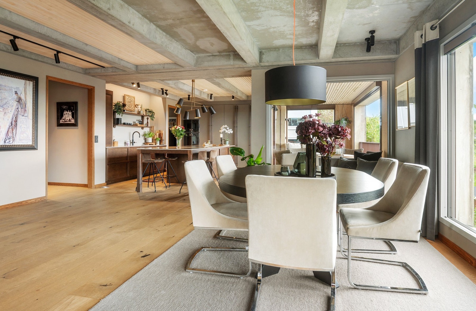 Her er det rom for både en spiseplass og en generøs sofagruppe. Galleribilde