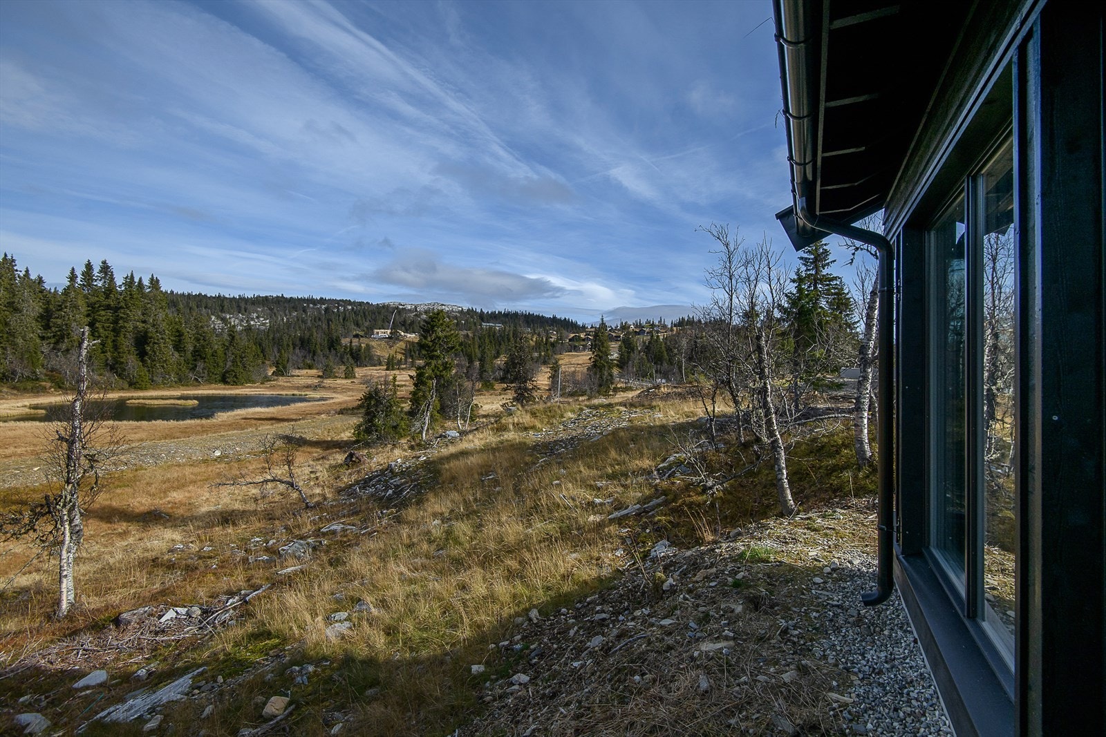 Overbygget inngangsparti med plass til enkel møblering. Lunt og skjermet. Galleribilde
