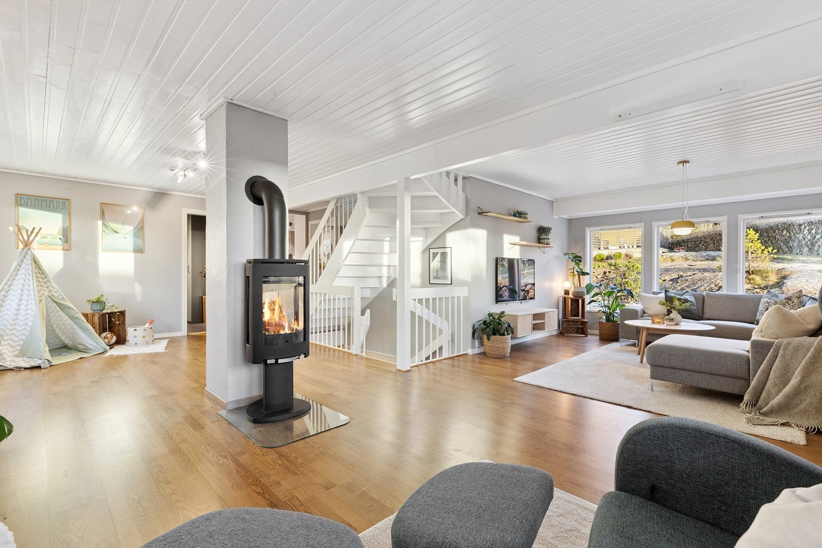 Stua er stor med gode møbleringsmuligheter. Peisen er plassert så å si midt i rommet og gir en god varme kombinert med en hyggelig atmosfære. Galleribilde