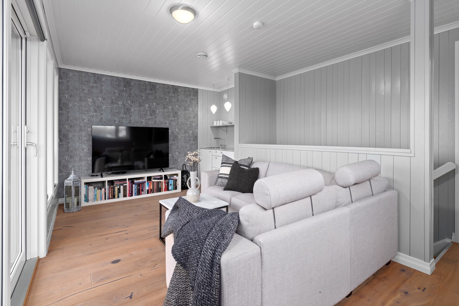 2.etg. består av loftstue som har enkel kjøkkeninnredning og soverom med bod i bakkant. Fra loftstuen er det utgang til solrik takterrasse. Galleribilde