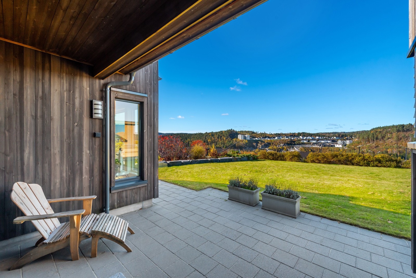 Overbygget inngang til stuen, som også gjør seg godt som uteplass. Galleribilde