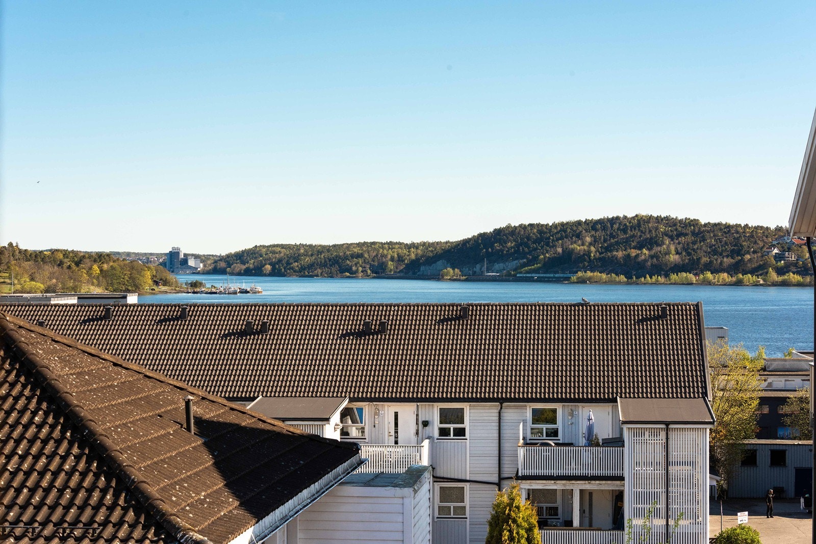 Fra soverommet og balkongen i 3. etasje sees fjorden mot nordøst. Galleribilde