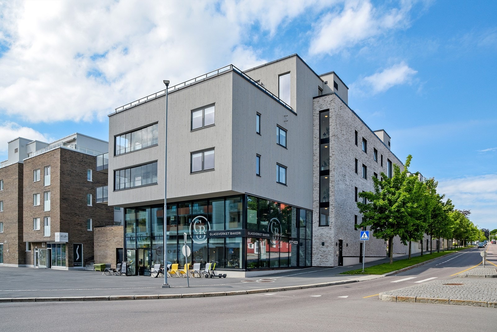 Glassverket Bakeri ligger like nedenfor og tilbyr byens beste kaffe og fersk bakst i en koselig og moderne atmosfære. Galleribilde