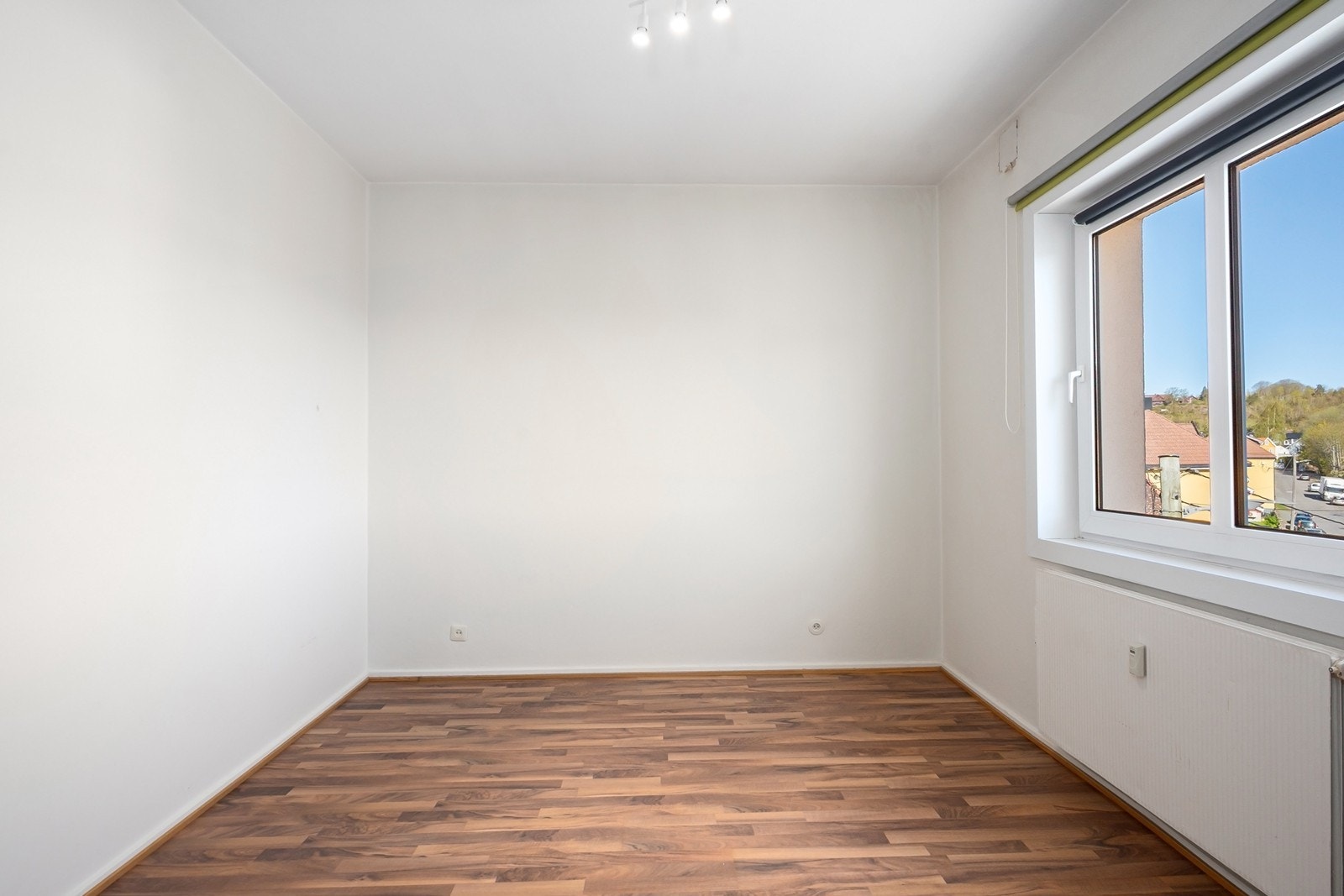Leiligheten har et soverom med vindu vendt mot nord. Galleribilde