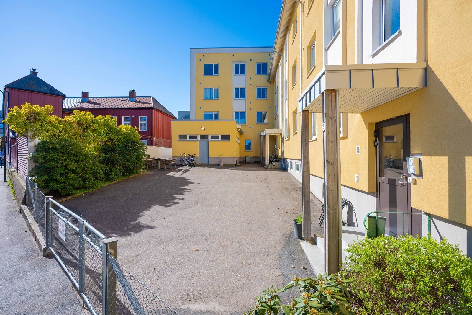 Det er adkomst via felles inngangsparti i bakgård med porttelefon, som gjør det enkelt å slippe inn besøkende. Galleribilde