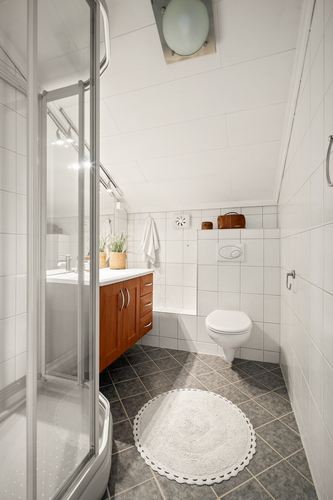 Badet i 2. etasje har flislagte vegger og gulv, med elektriske varmekabler i gulvet. Galleribilde