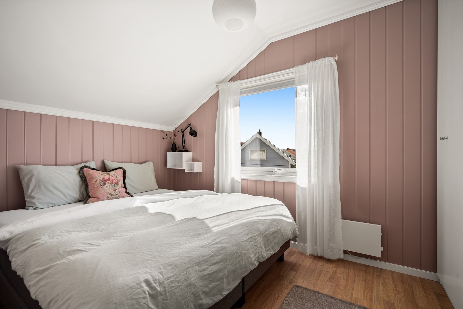 Etasjen har to gode soverom, det ene er innredet med seng og tilhørende møblement, passer perfekt som hovedsoverom. Galleribilde