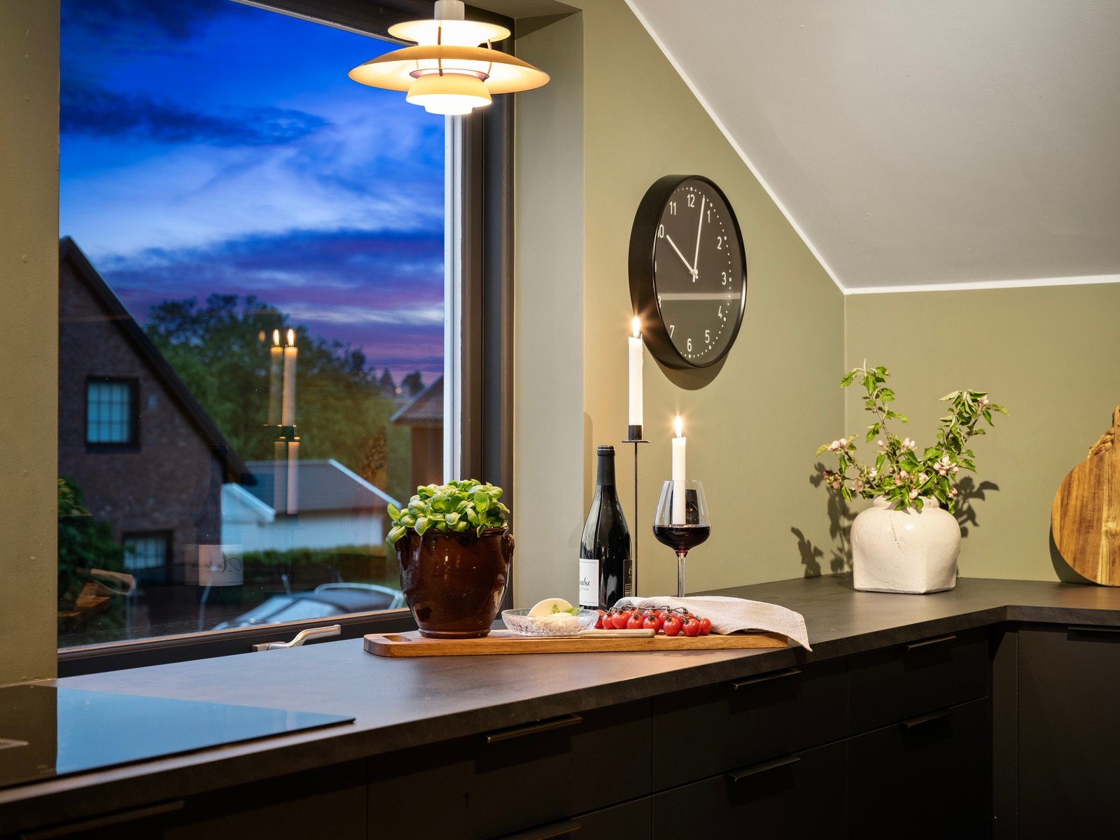 Den moderne induksjonstoppen har integrert avtrekk som gir et elegant uttrykk og effektiv ventilasjon. Galleribilde
