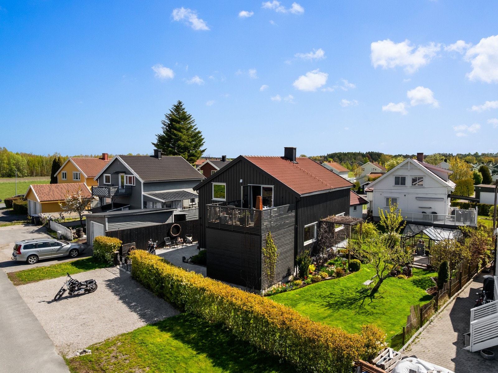 Eiendommen har en svært pent opparbeidet tomt, med gruset gårdsplass, steinlagt uteområde, stor gressplen, blomsterbed, prydbukser, hekk og trær. Galleribilde
