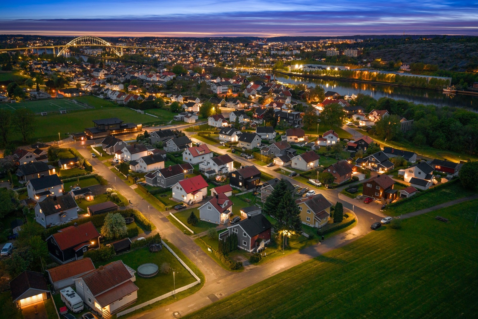 Fra eiendommen er kort vei til flotte grøntområder, idrettsanlegg, tur- og sykkelområder langs Glommastien, m.m. Galleribilde