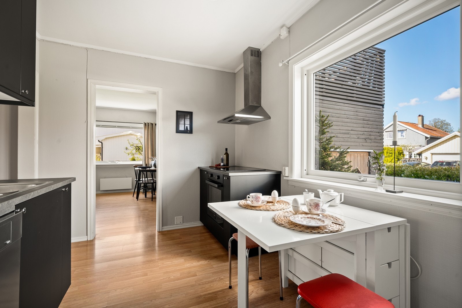 Det er plass til en liten spisegruppe på kjøkkenet ved et frokostbord. Galleribilde