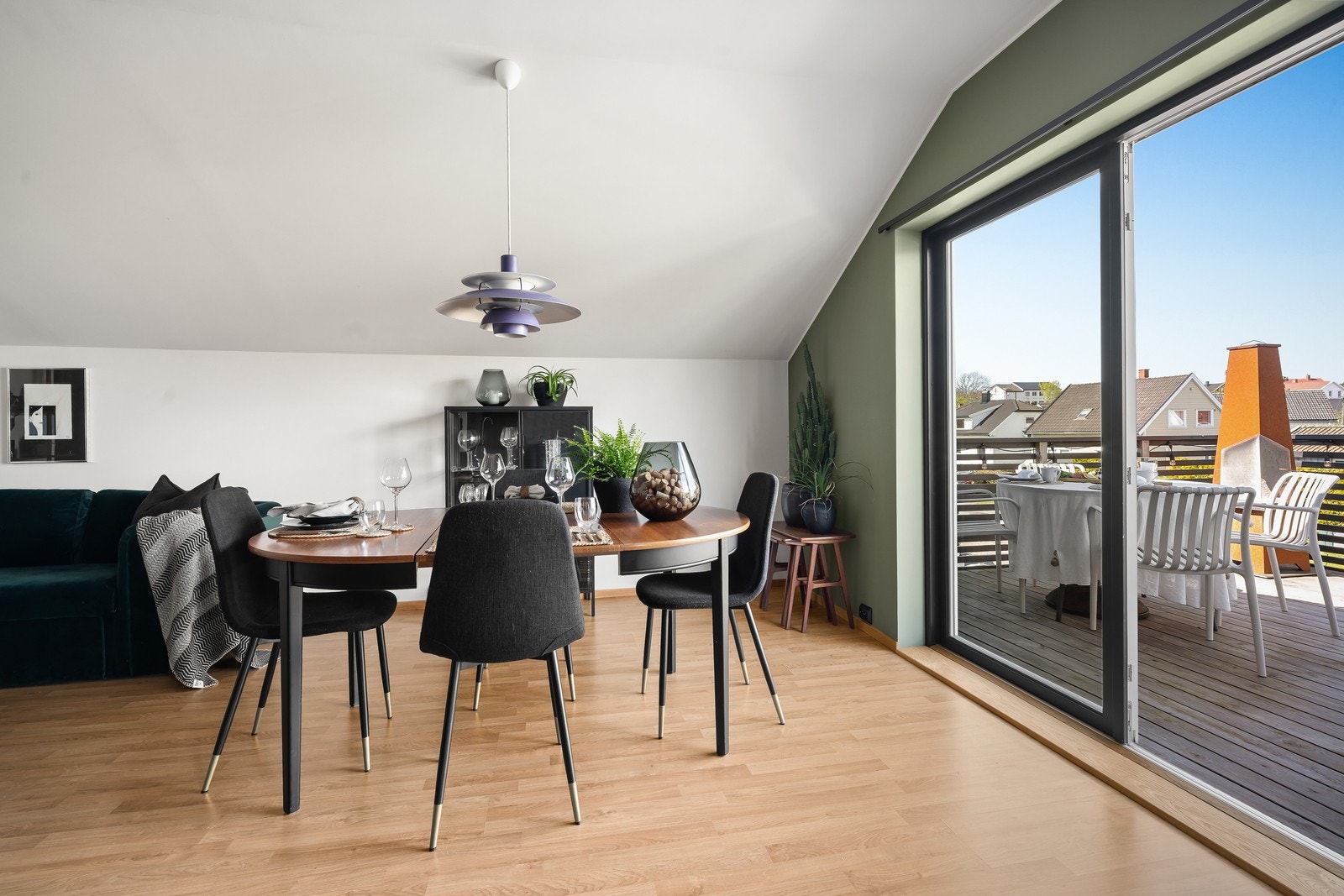 De store vindusflatene slipper inn rikelig med naturlig lys og gir rommet en luftig og behagelig atmosfære. Galleribilde