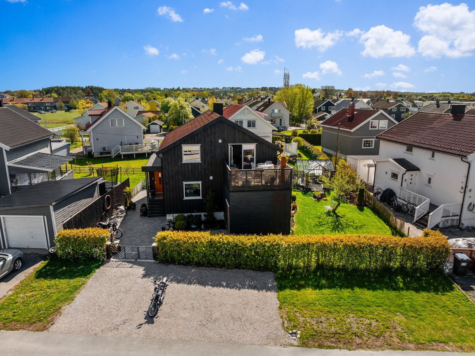 Oversikt over eiendommen med den store hagen og gode uteplasser. Galleribilde