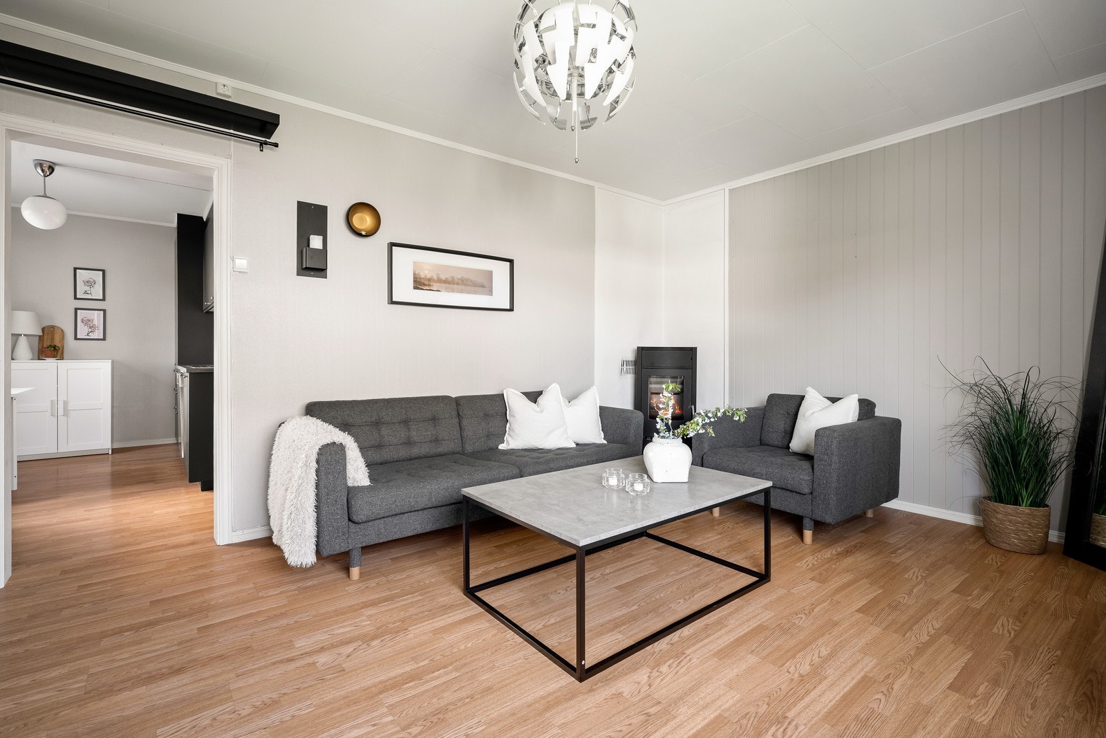 Stuen i 1. etasje er romslig og innbydende, med god plass til både sofagruppe og spisebord. Galleribilde