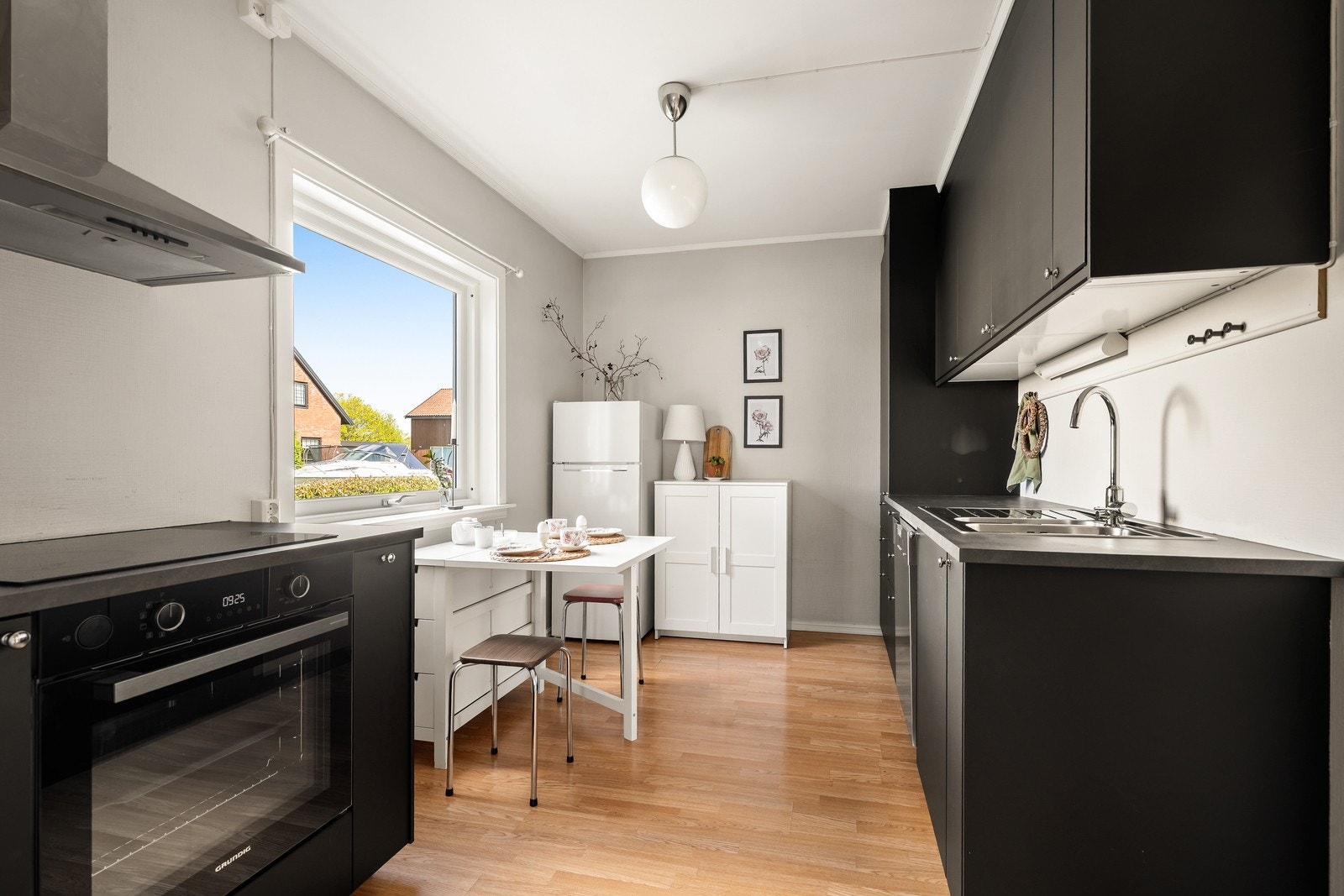 Kjøkkenet har en innredning med glatte fronter og laminert benkeplate. Galleribilde