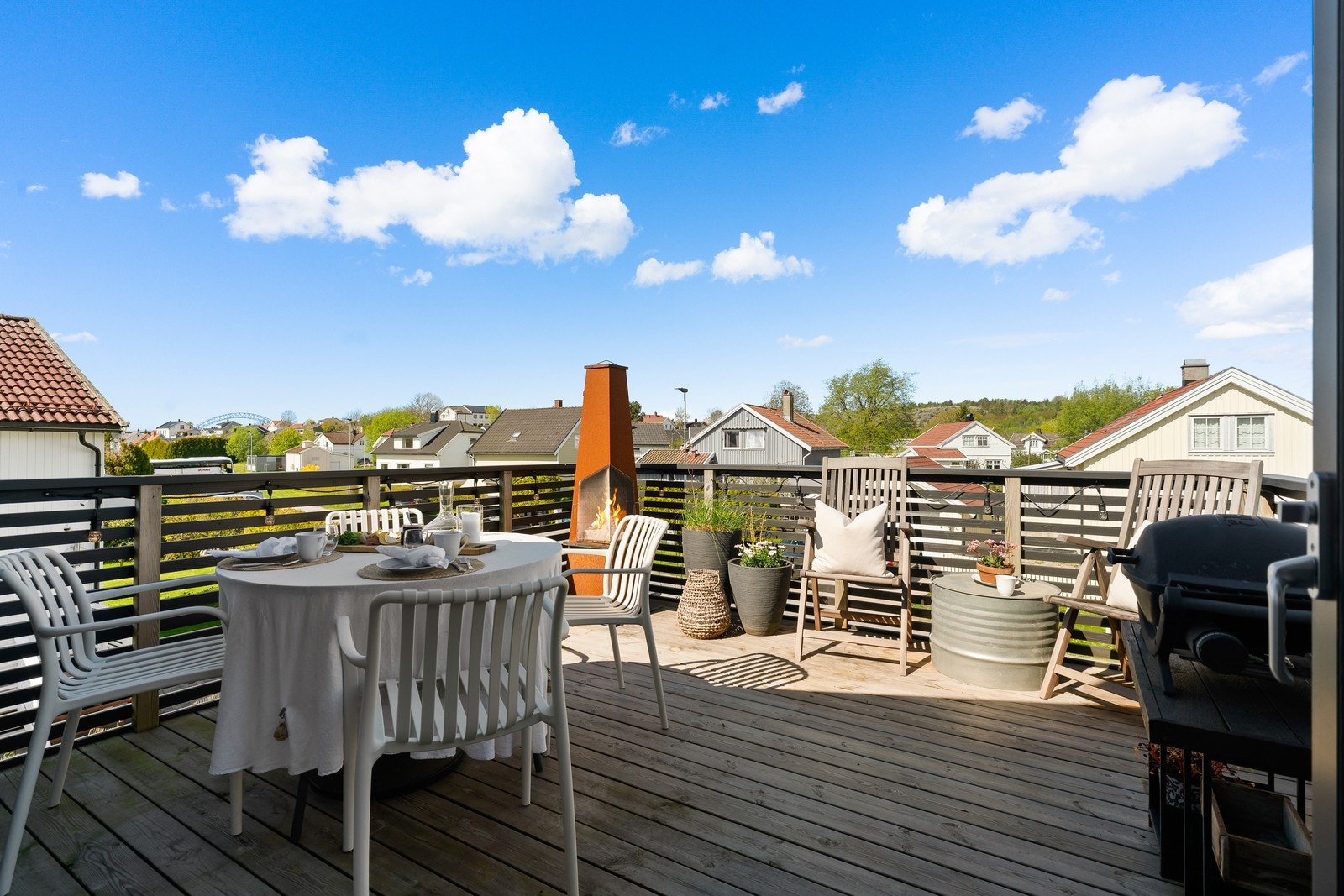 Romslig og flott veranda, som gir en fin forlengelse av oppholdsrommet i 2. etasje i sommerhalvåret. Galleribilde