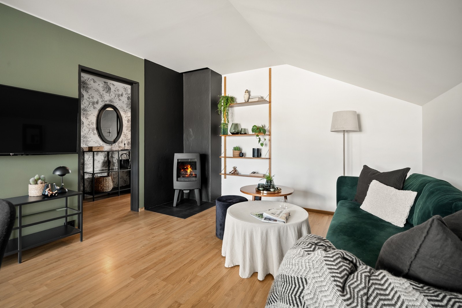 Det er ildsted i stuen, som varmer godt på de ekstra kalde dagene. Galleribilde