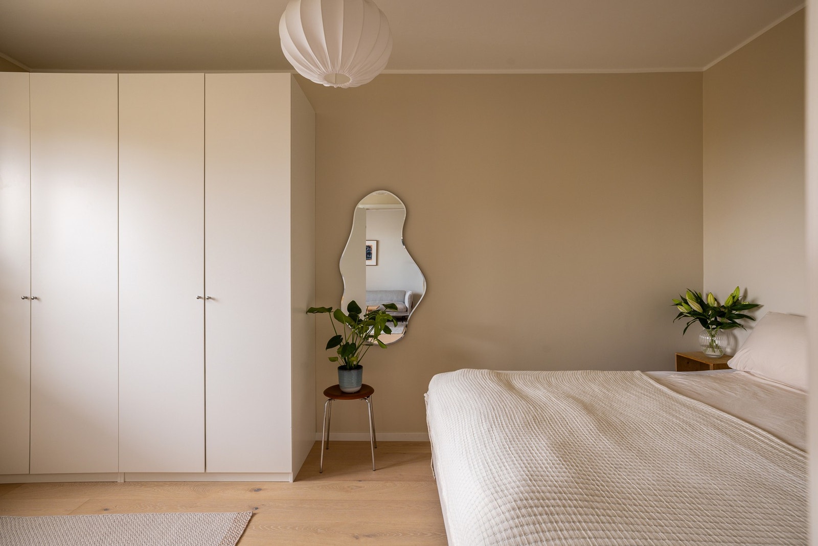 I dag er soverommet innredet med stor dobbeltseng og romslig garderobe. Galleribilde