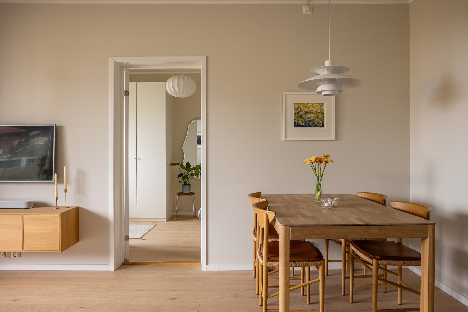 Det er god plass til spisebord både i stuen og på kjøkkenet. Galleribilde