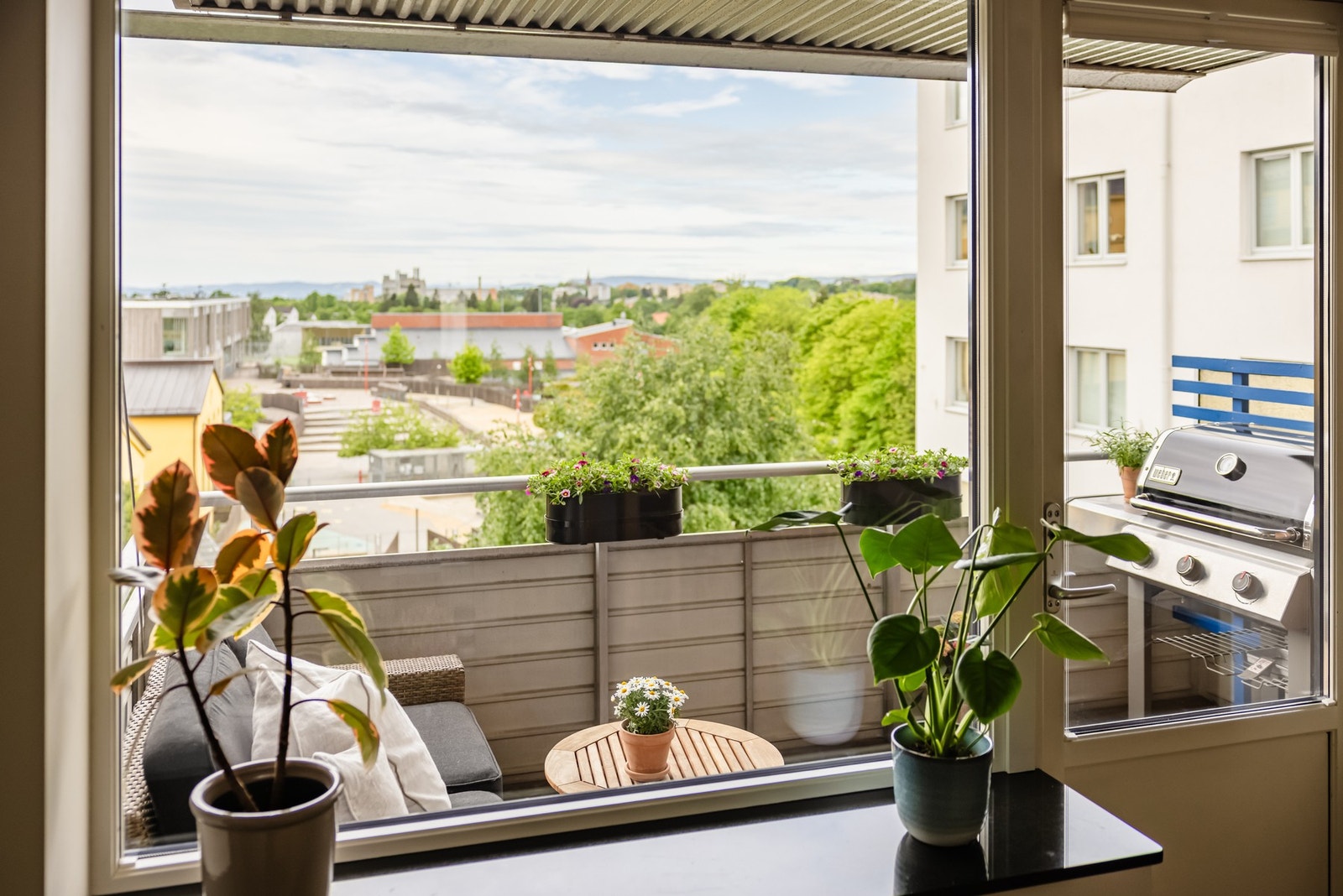 Fra stuen er det utgang til den idylliske balkongen. Galleribilde