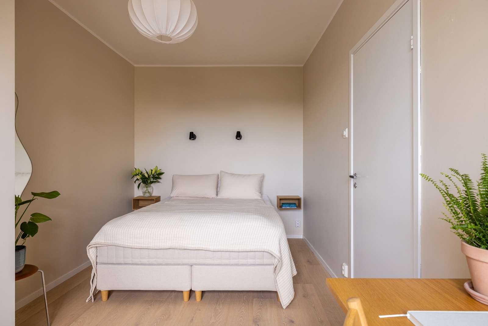 Stort hovedsoverom med ulike møbleringsmuligheter. Galleribilde