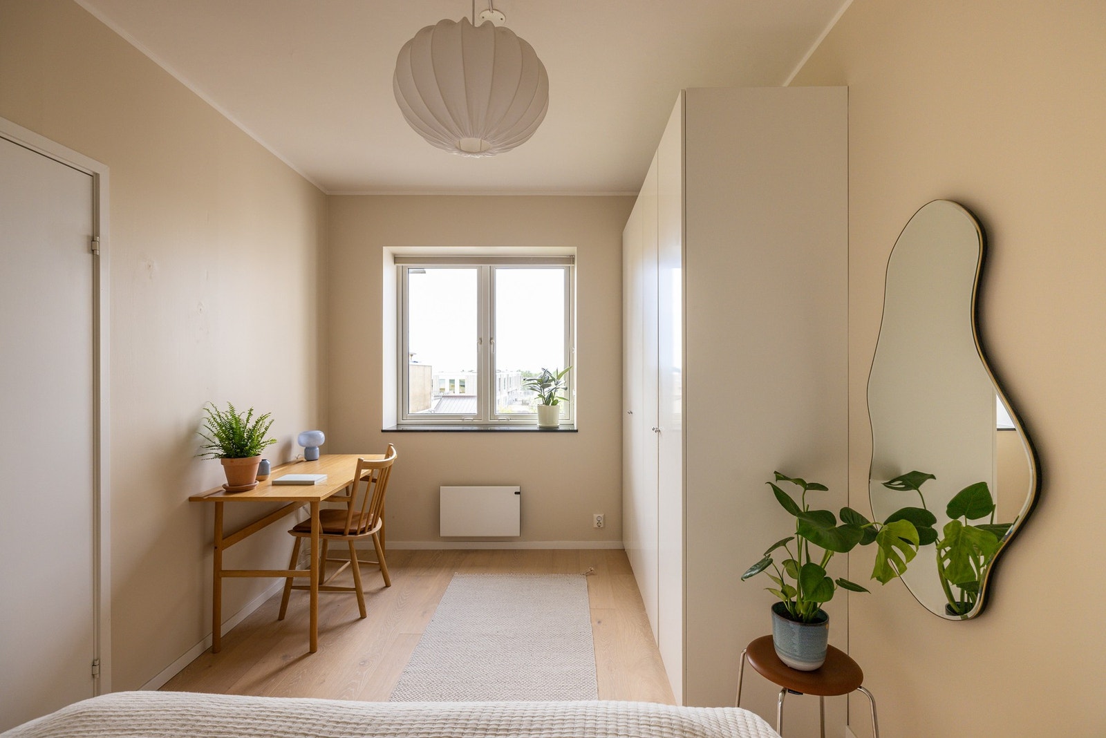 Soverommet vender inn mot bakhagen. Galleribilde