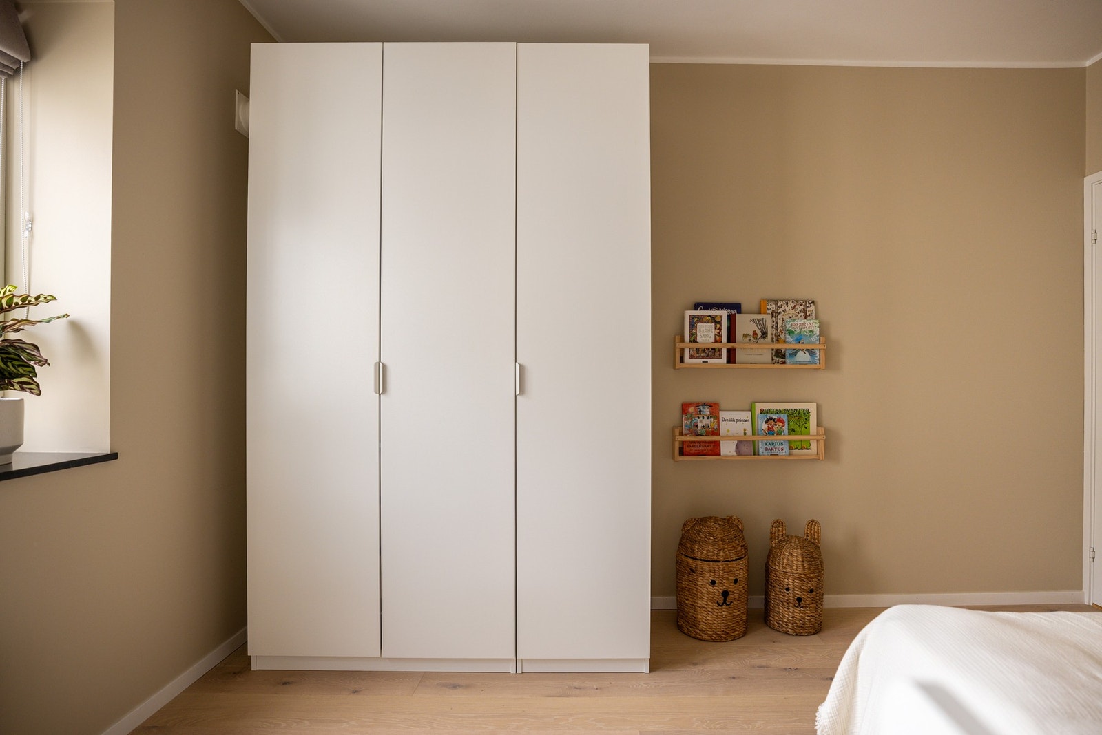 Det er gode lagringsmuligheter i en stor garderobe. Galleribilde