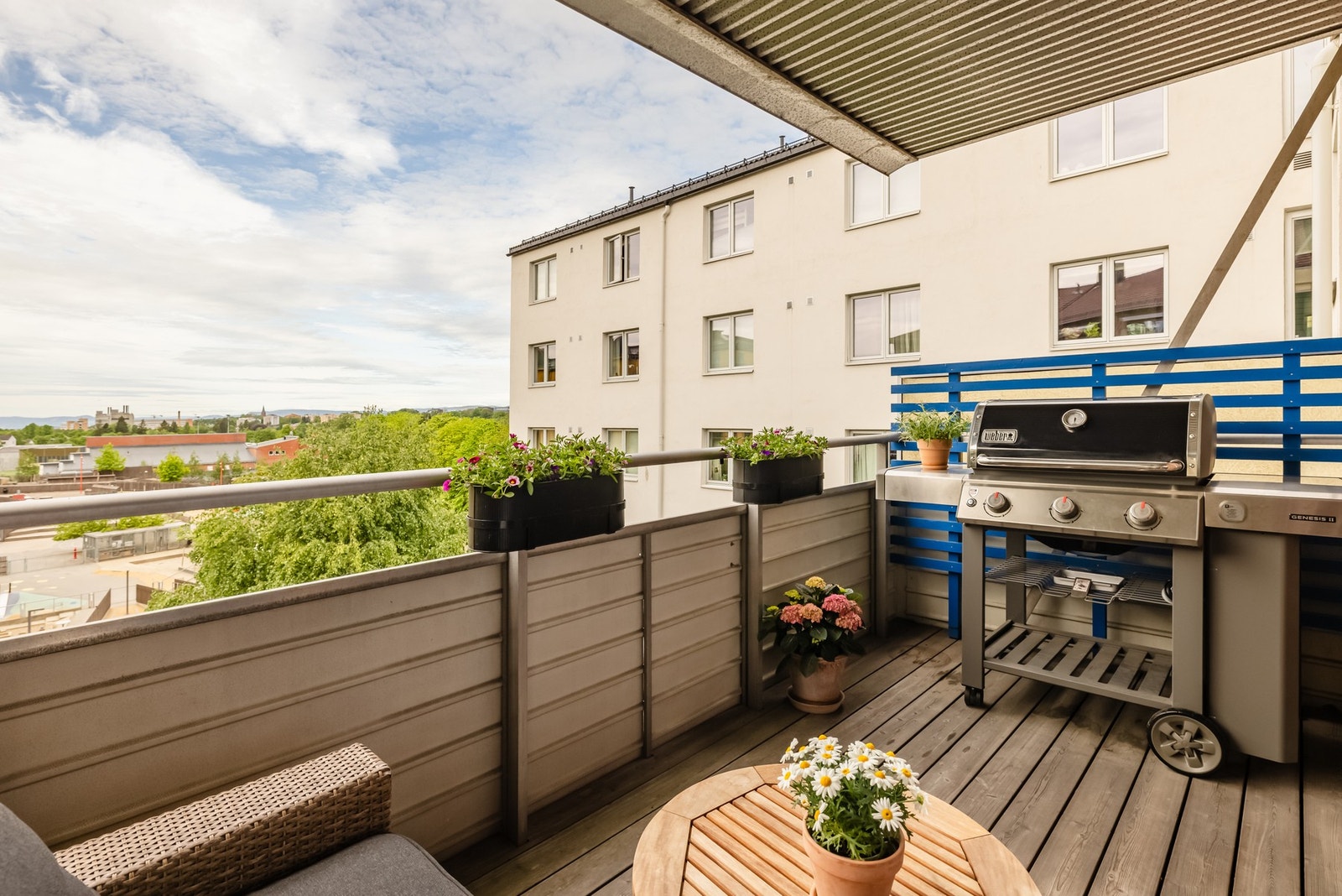 Balkongen har plass til både sittegruppe og grill. Galleribilde