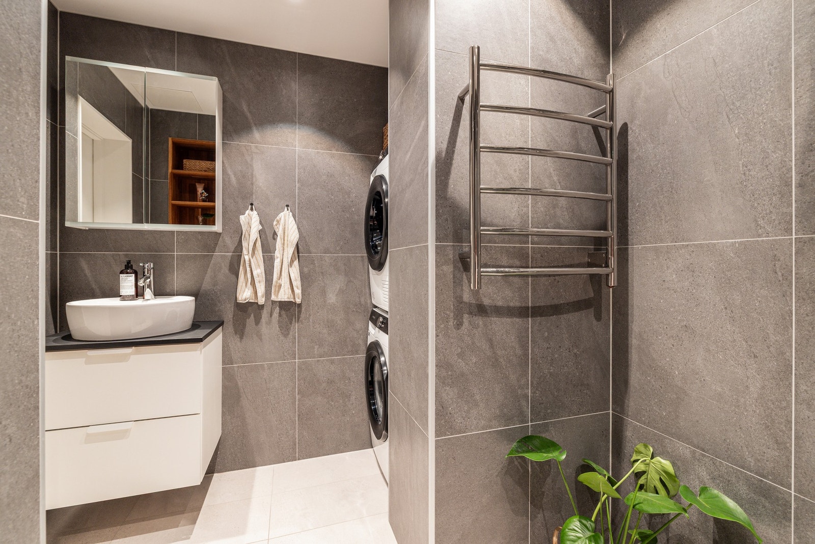 Badet har praktisk nisje til både vaskemaskin og tørketrommel. Galleribilde
