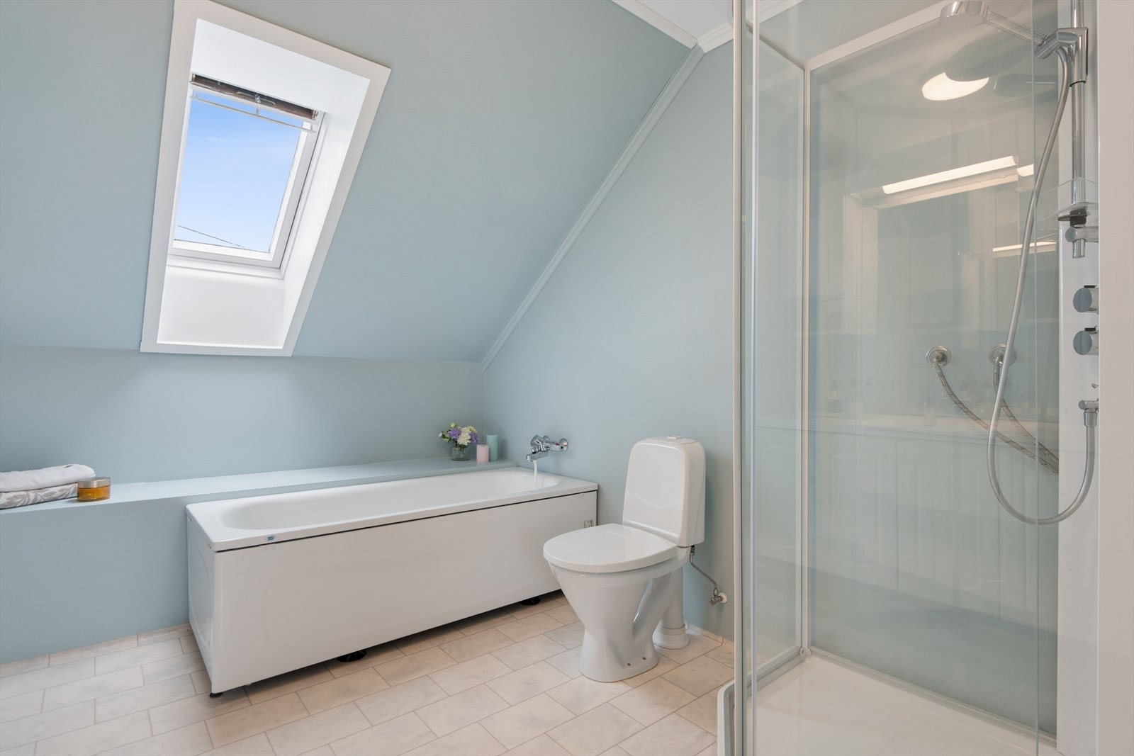Badet i 2.etasje er utstyrt med både badekar og dusjkabinett. Badet er av eldre standard, og har behov for renovering. Galleribilde