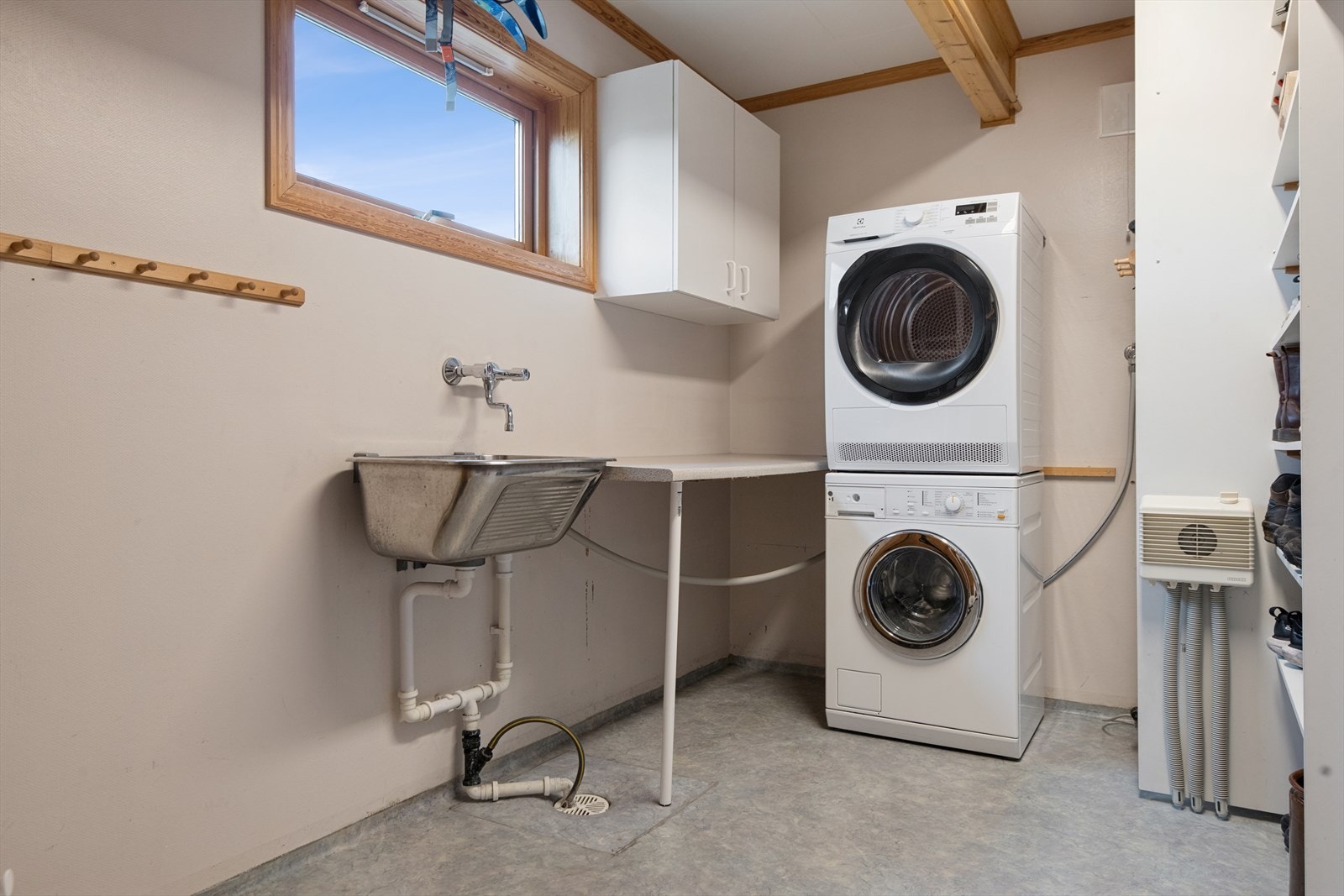 Praktisk separat vaskerom, utstyrt med utslagsvask og med opplegg for vaskemaskin. Vaskerommet er eldre, og har behov for renovering. Galleribilde