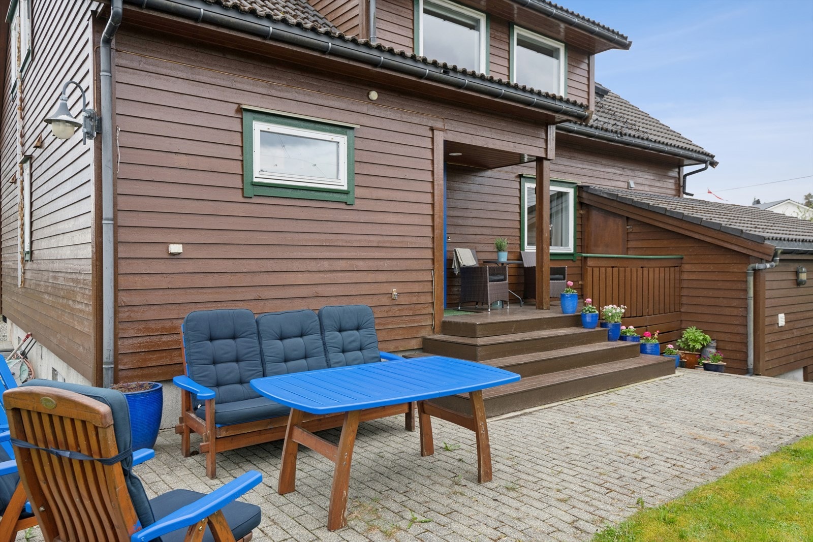 Uteområdet har god plass til sittegrupper og lek. Galleribilde