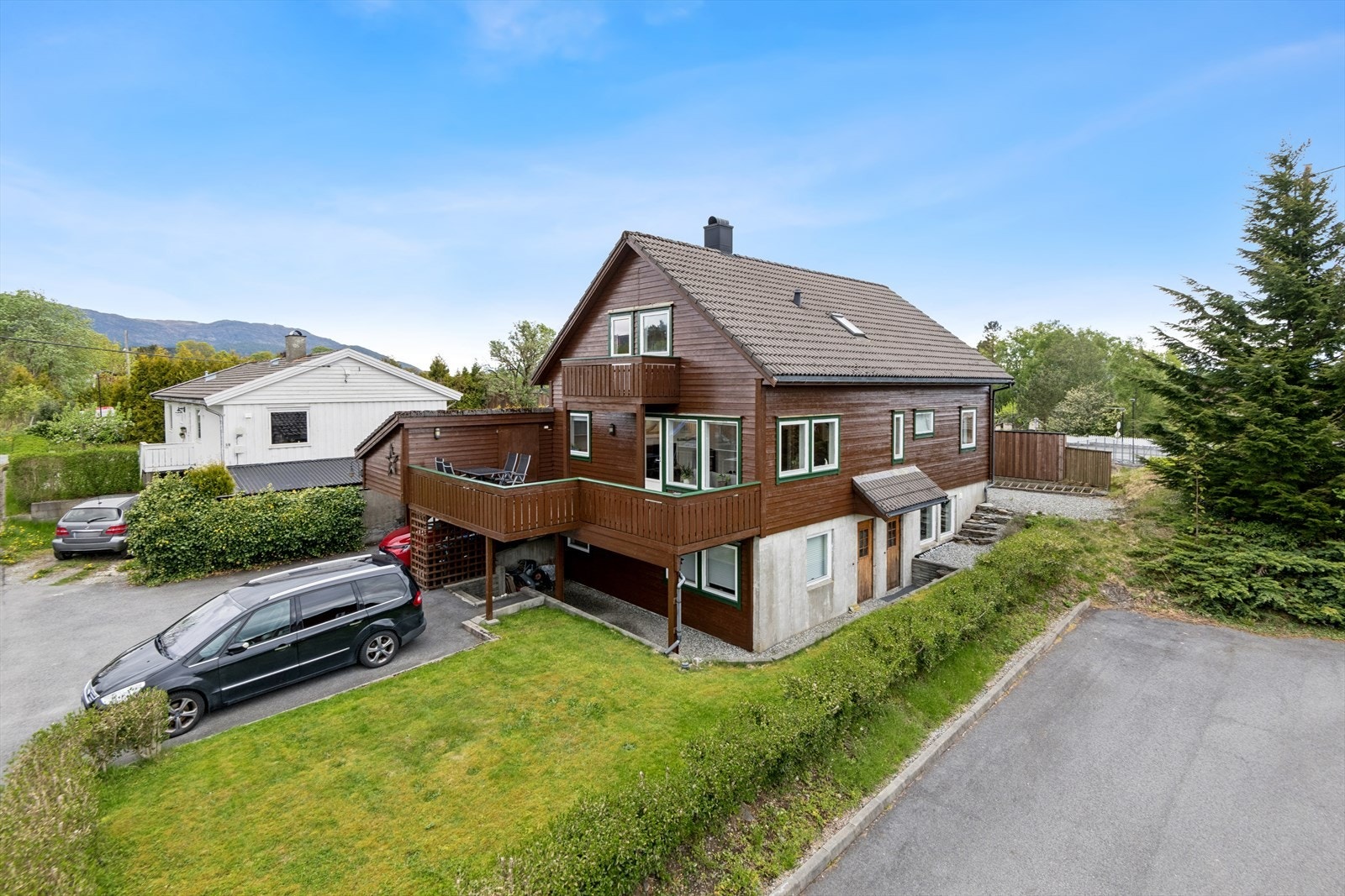Eiendommen har carport med bod, samt gode parkeringsmuligheter på egen tomt. Galleribilde