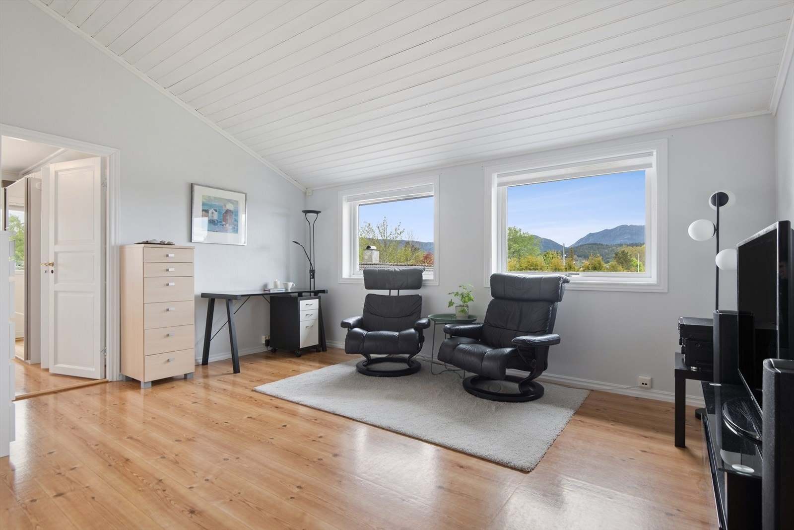 I 2.etasje finner du en lys og anvendelig loftstue, perfekt som en ekstra TV-stue eller lekerom! Galleribilde