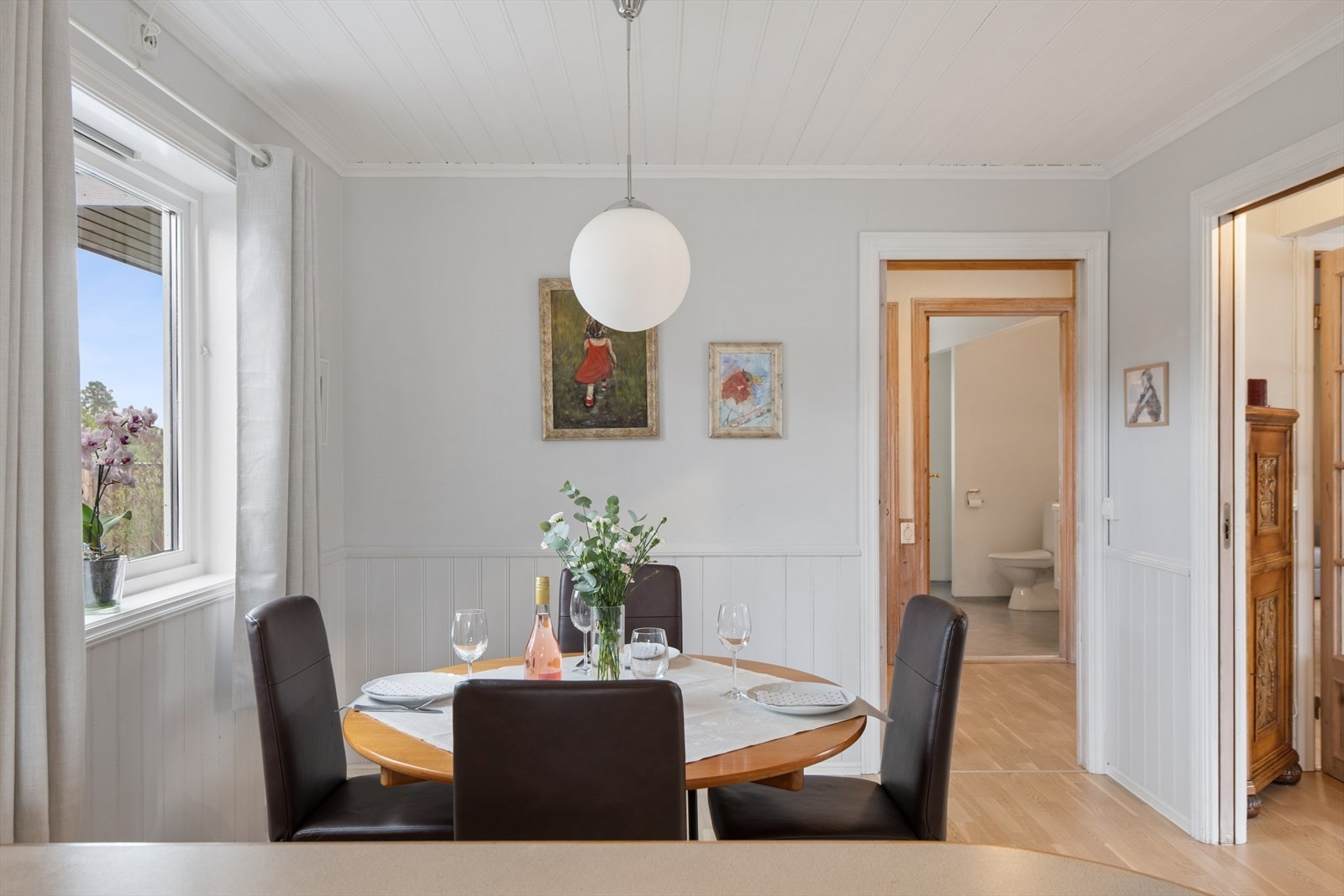 Fra spiseplassen er det god oversikt og enkel adkomst til de øvrige rommene i etasjen. Galleribilde
