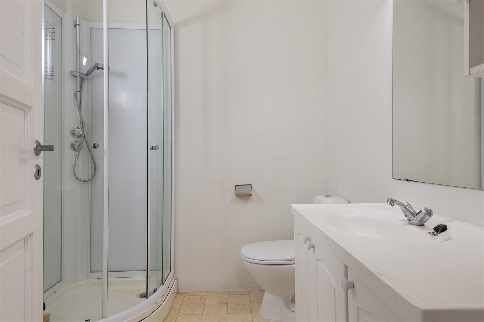 Badet i denne utleiedelen er utstyrt med dusjkabinett, toalett og servant. Badet er av eldre standard, og bør renoveres. Galleribilde