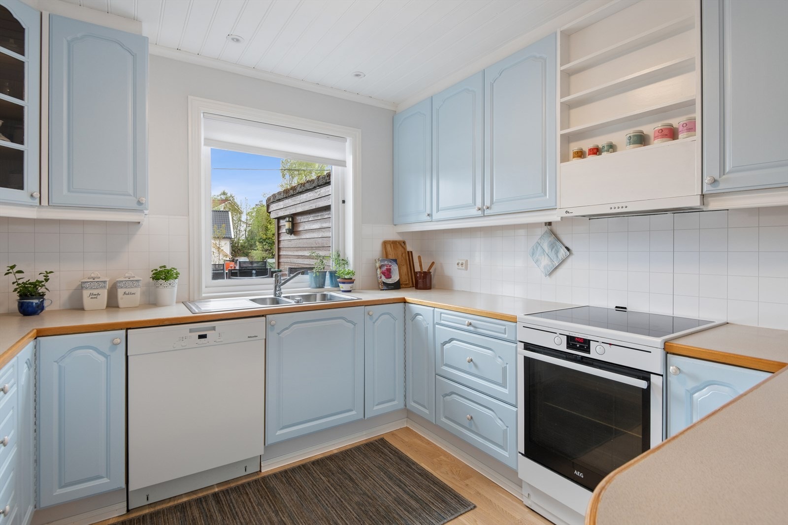 Kjøkkeninnredning med profilerte fronter og benkeplate i laminat. Galleribilde