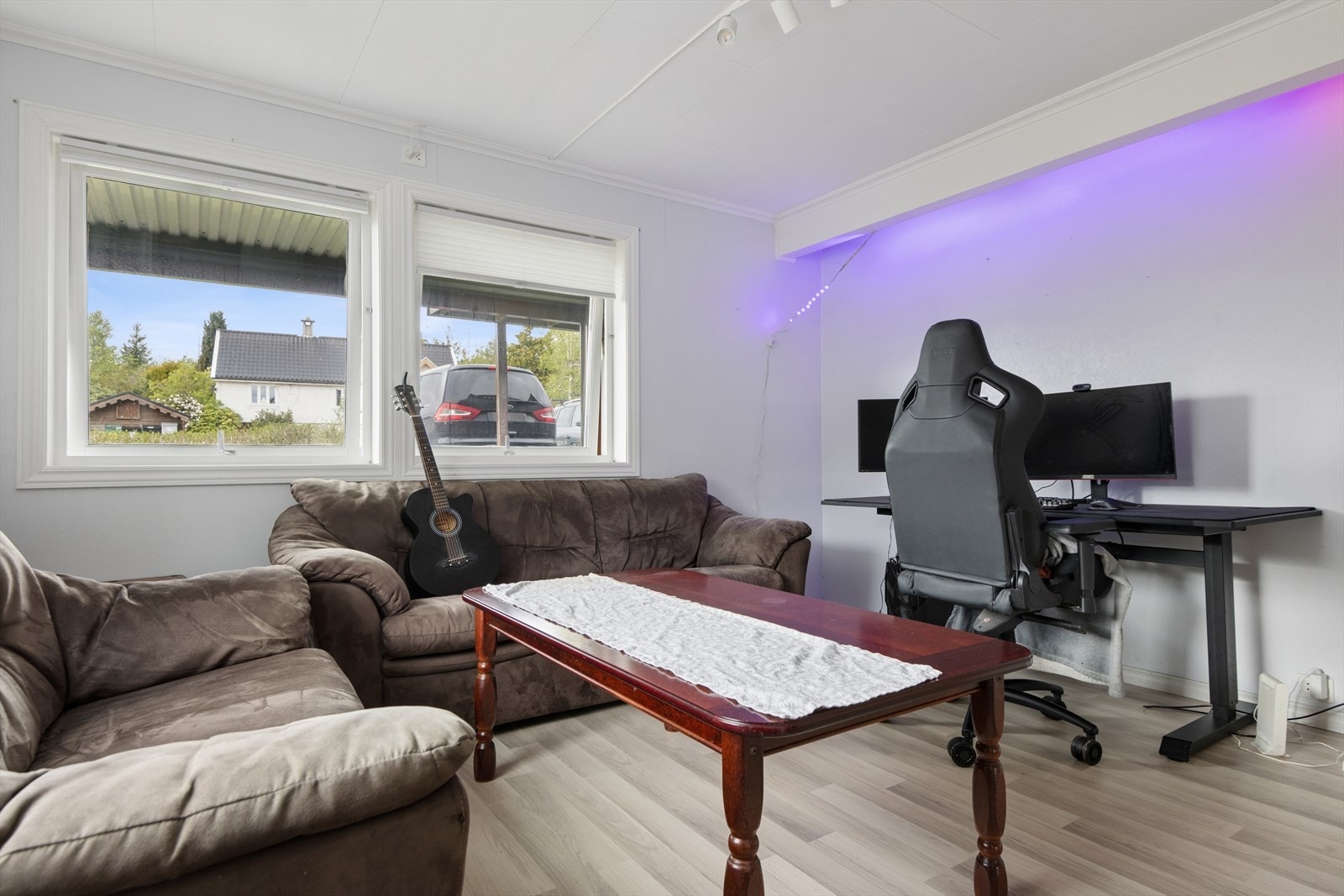 Stuen i utleiedel nr. 2. God plass til sofa og øvrige møbler. Galleribilde