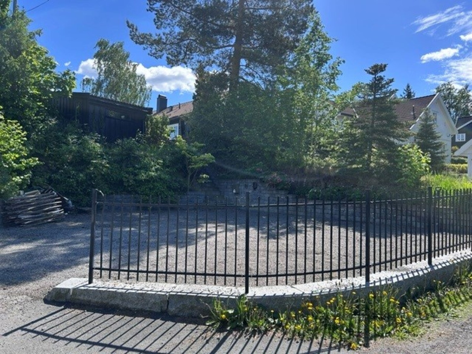 Privat parkeringsplass for denne eiendom ( Bilde tatt av selger) Galleribilde