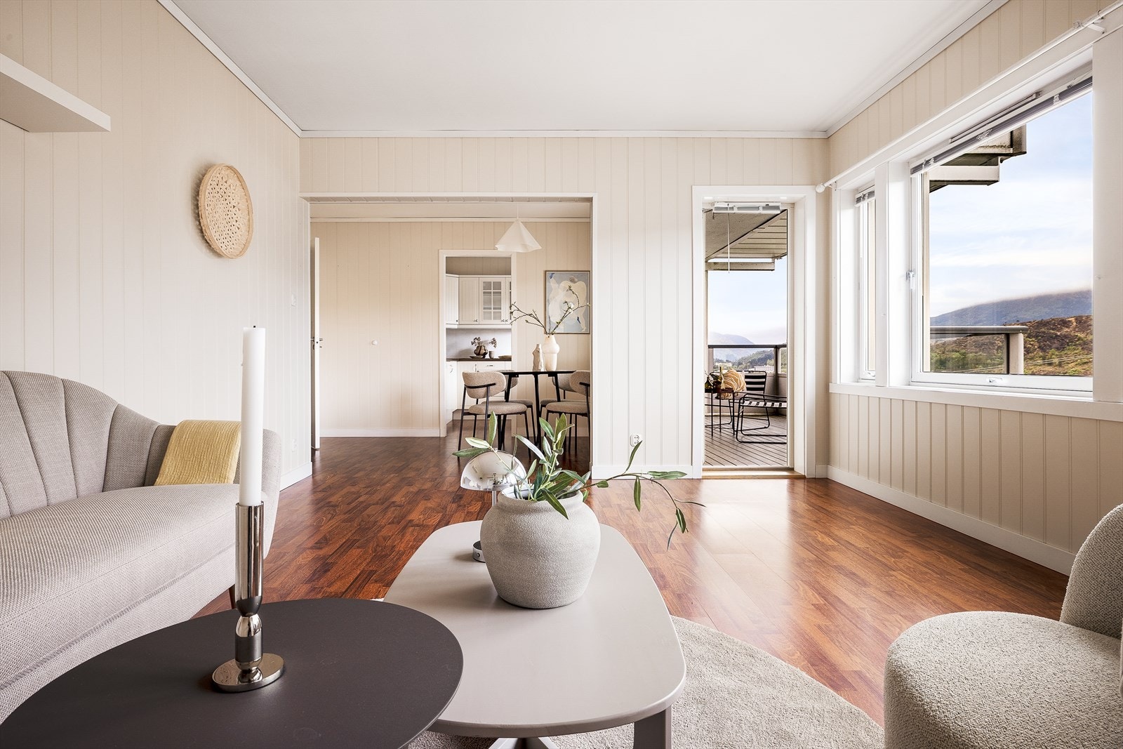 Leiligheten har en praktisk planløsning med romslig stue og naturlig plass til spisebord. Galleribilde