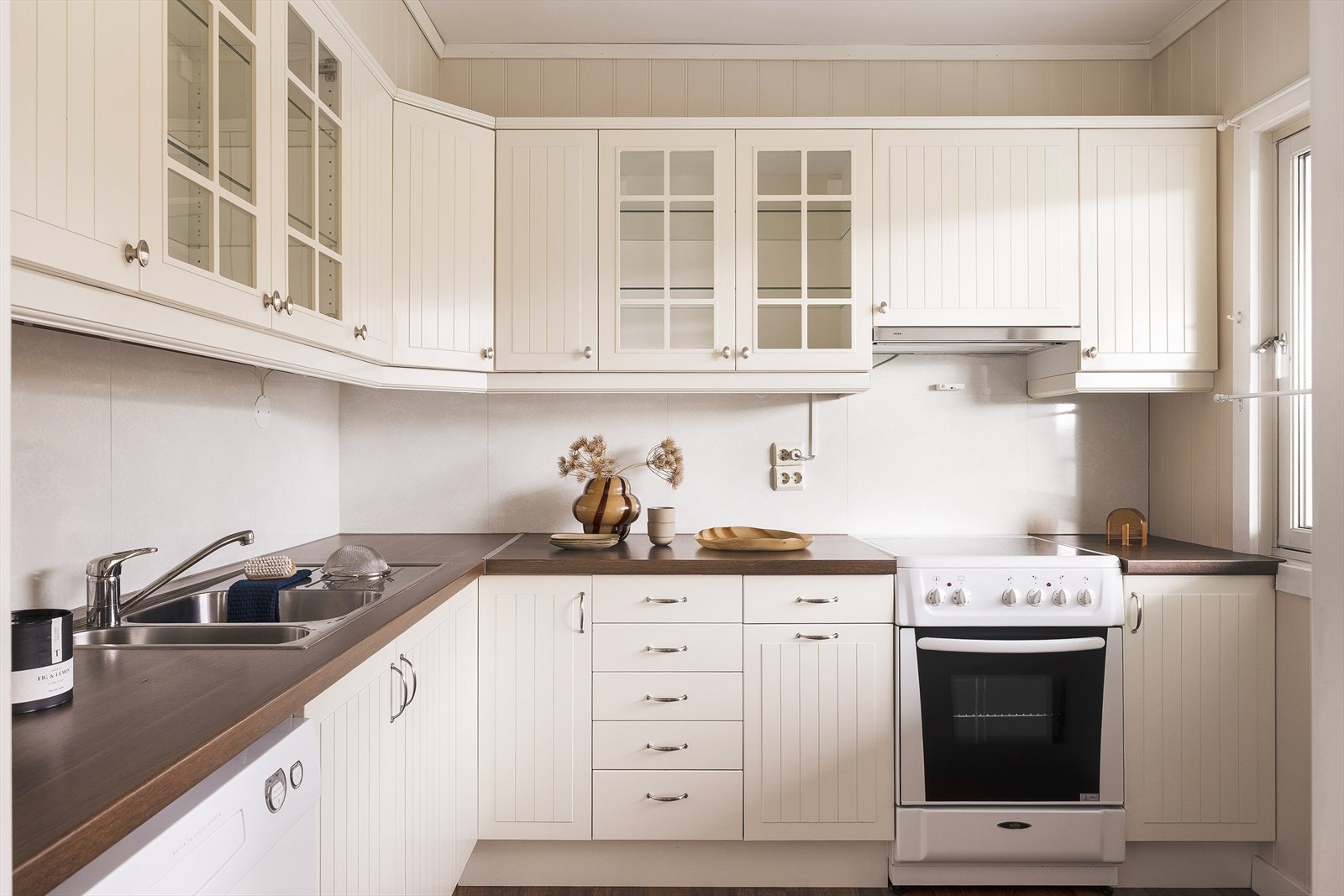 IKEA kjøkken med profilerte fronter. Kjøkkenet er blitt overflate oppusset i 2009. Galleribilde