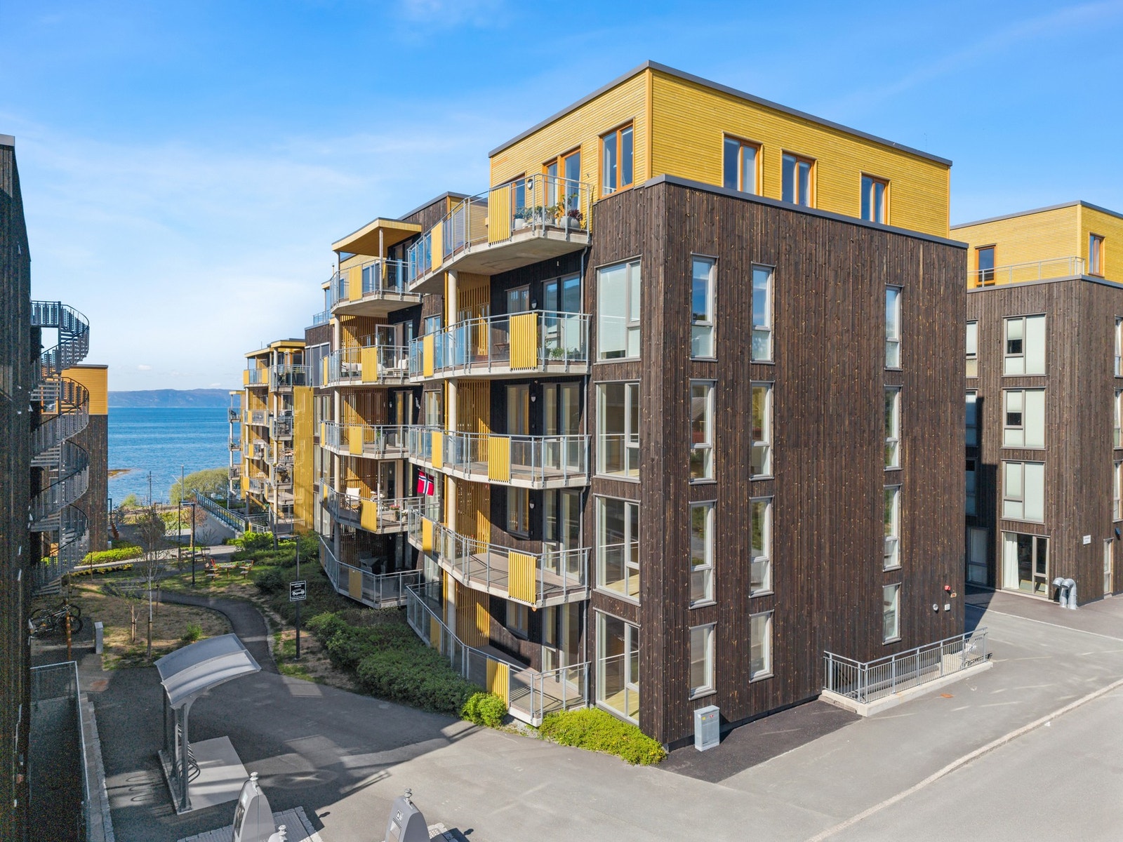 Velkommen til Vikhammerstrand og denne nybygde 3-roms leiligheten i 2.etg. Galleribilde