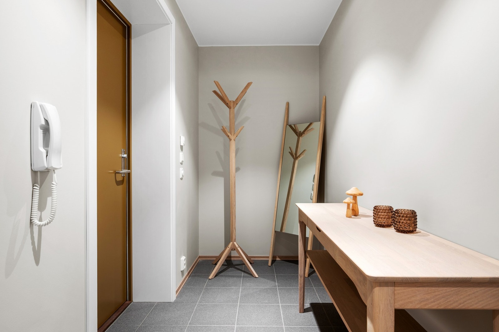Entre, med gode muligheter for å henge fra seg yttertøy og sko. Galleribilde