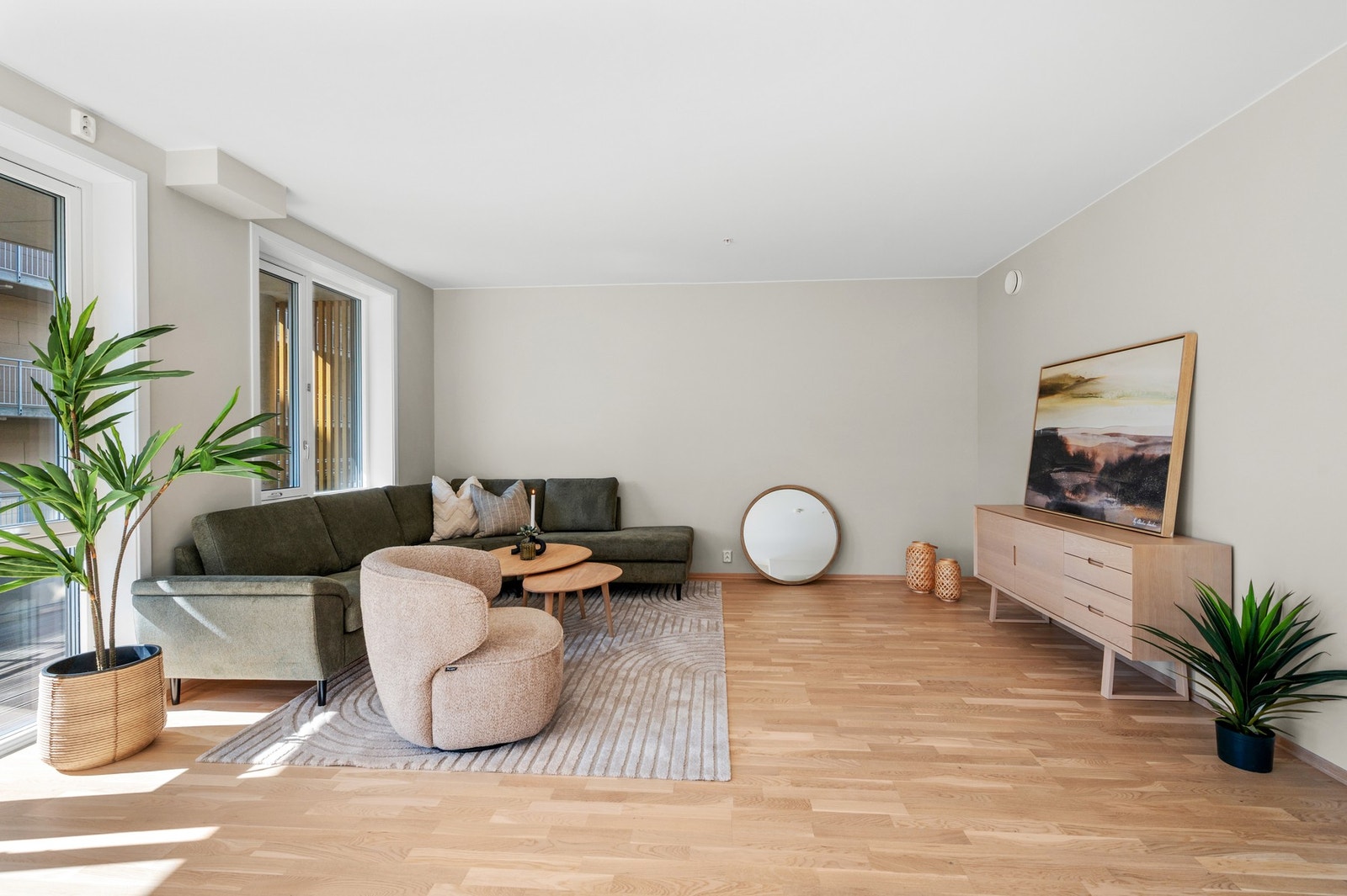 God plass til sofa som gir en hjemmekoselig følelse. Galleribilde