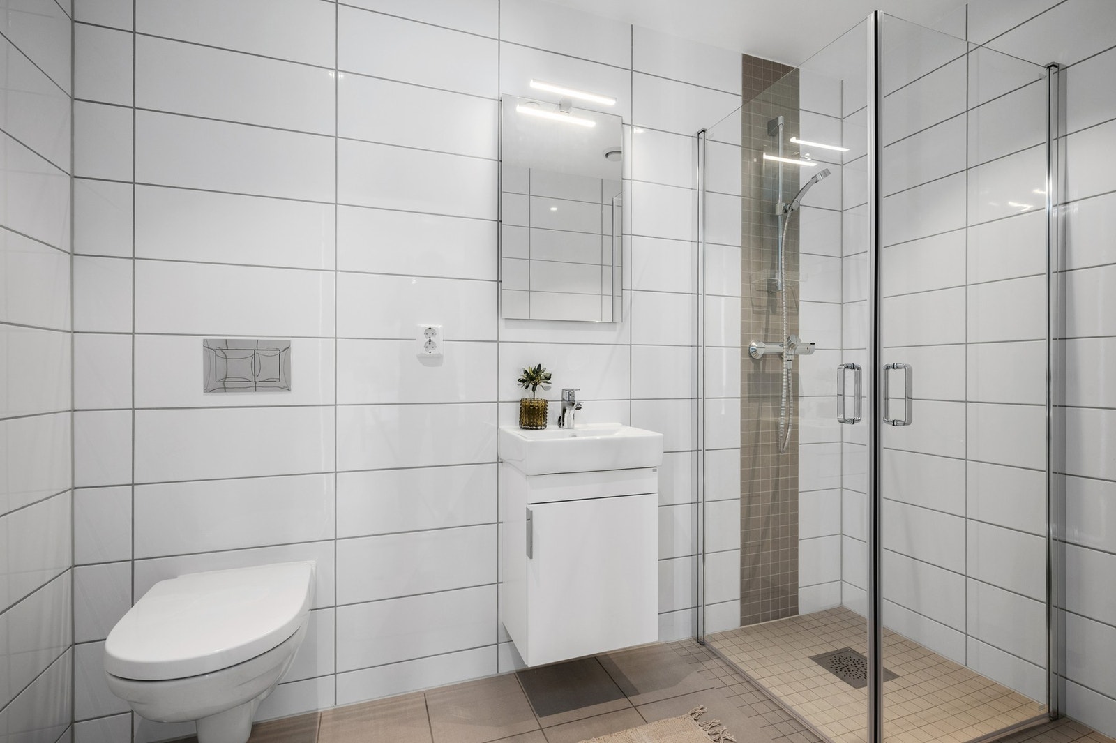 Badet inneholder wc, servant med speil og dusjhjørne. Galleribilde